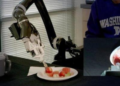 سیستم روباتیکی که به سالمندان غذا می دهد