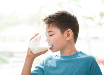 چرا خوردن شیر برای بچه ها ضروریست؟